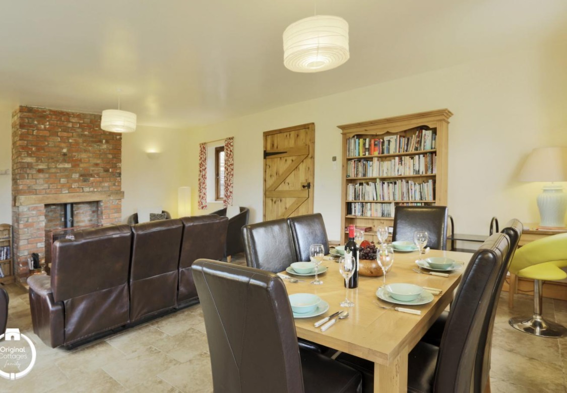 Canola Lodge   Dining area