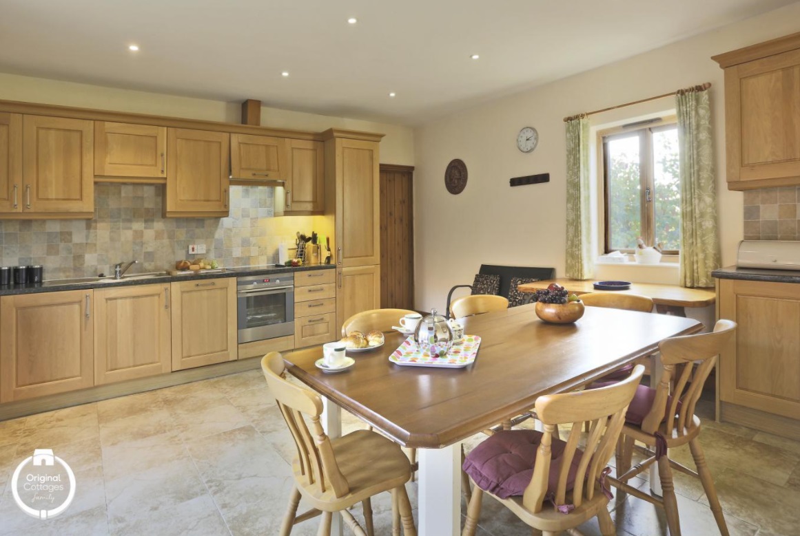 Canola Lodge   Kitchen with microwave